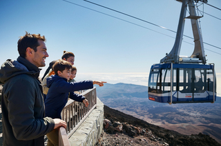 familia disfrutando de su regalo en el Teide