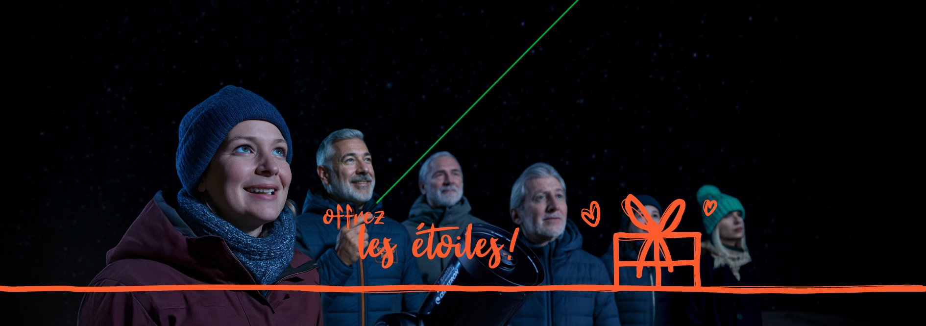 Personnes qui profitent de leur cadeau avec une observation des étoiles