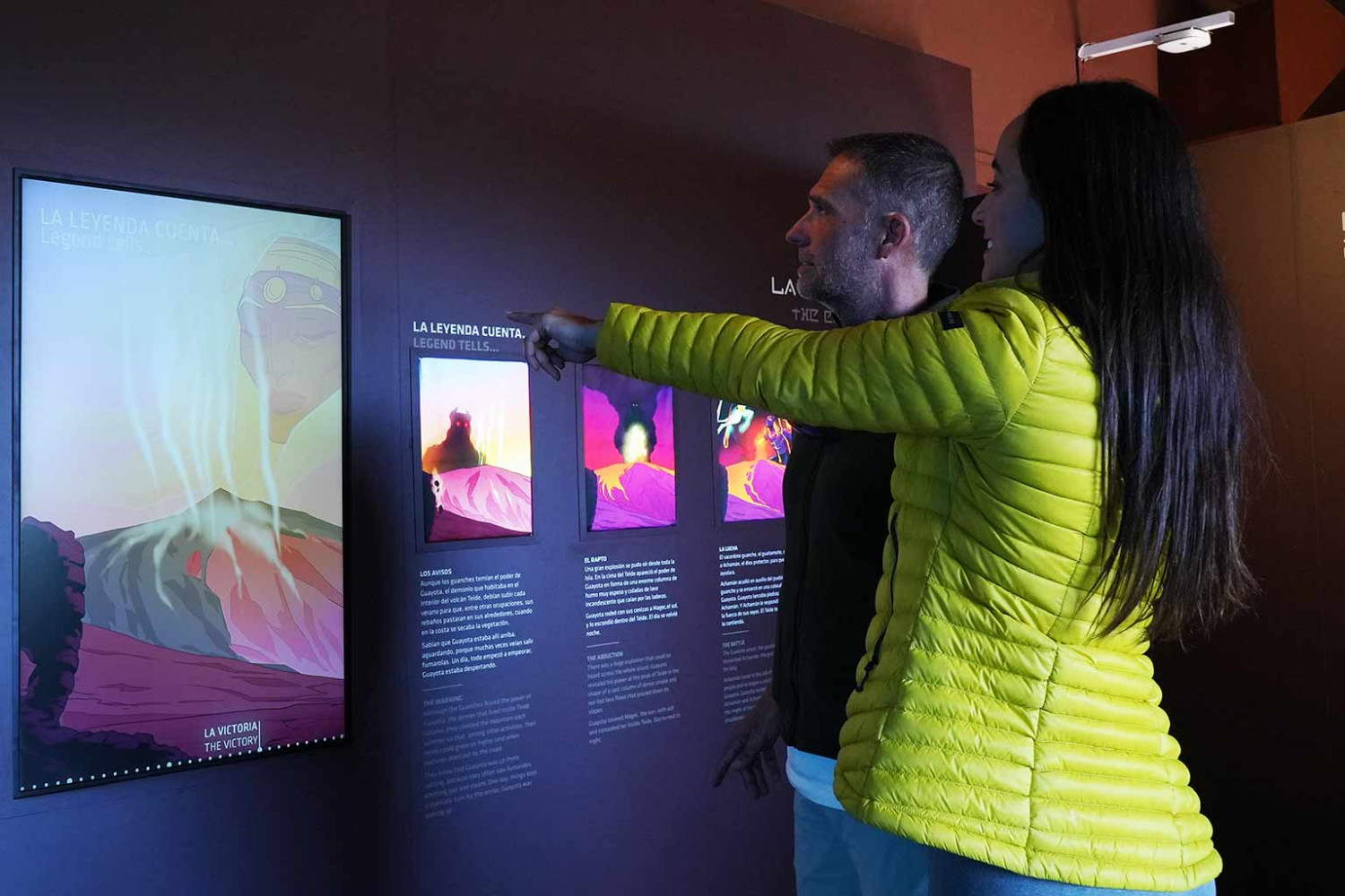 Stel leest een informatiepaneel van de Teide Legend-tentoonstelling