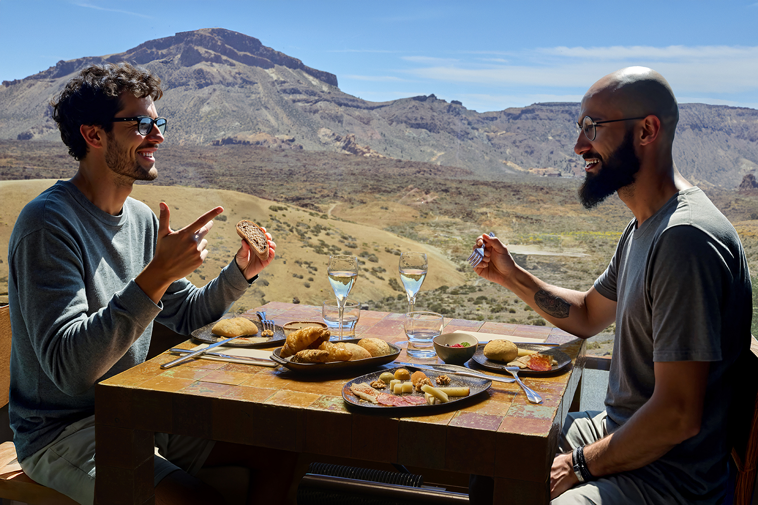 Bezoekers genieten van een ontbijt in het caf&eacute;-restaurant van het Bezoekerscentrum van de Kabelbaan de Teide