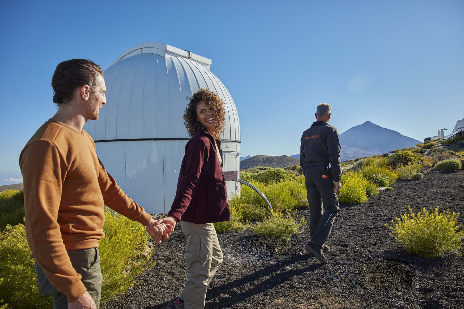 Visiteurs en train de profiter du plus grand observatoire solaire du monde