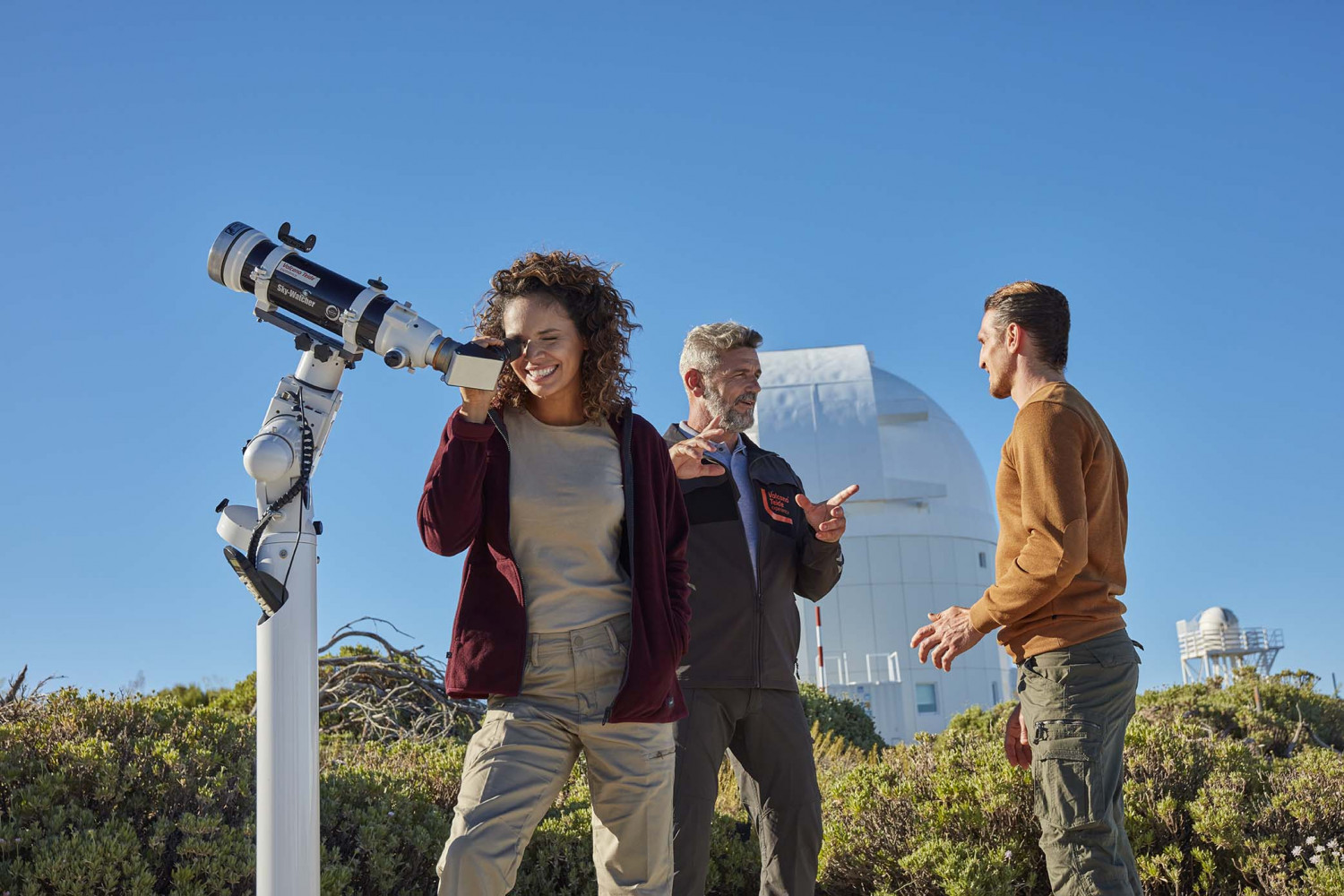 Visiteurs observant le Soleil à travers des télescopes solaires portables Visiteurs observant le Soleil à travers des télescopes solaires portables