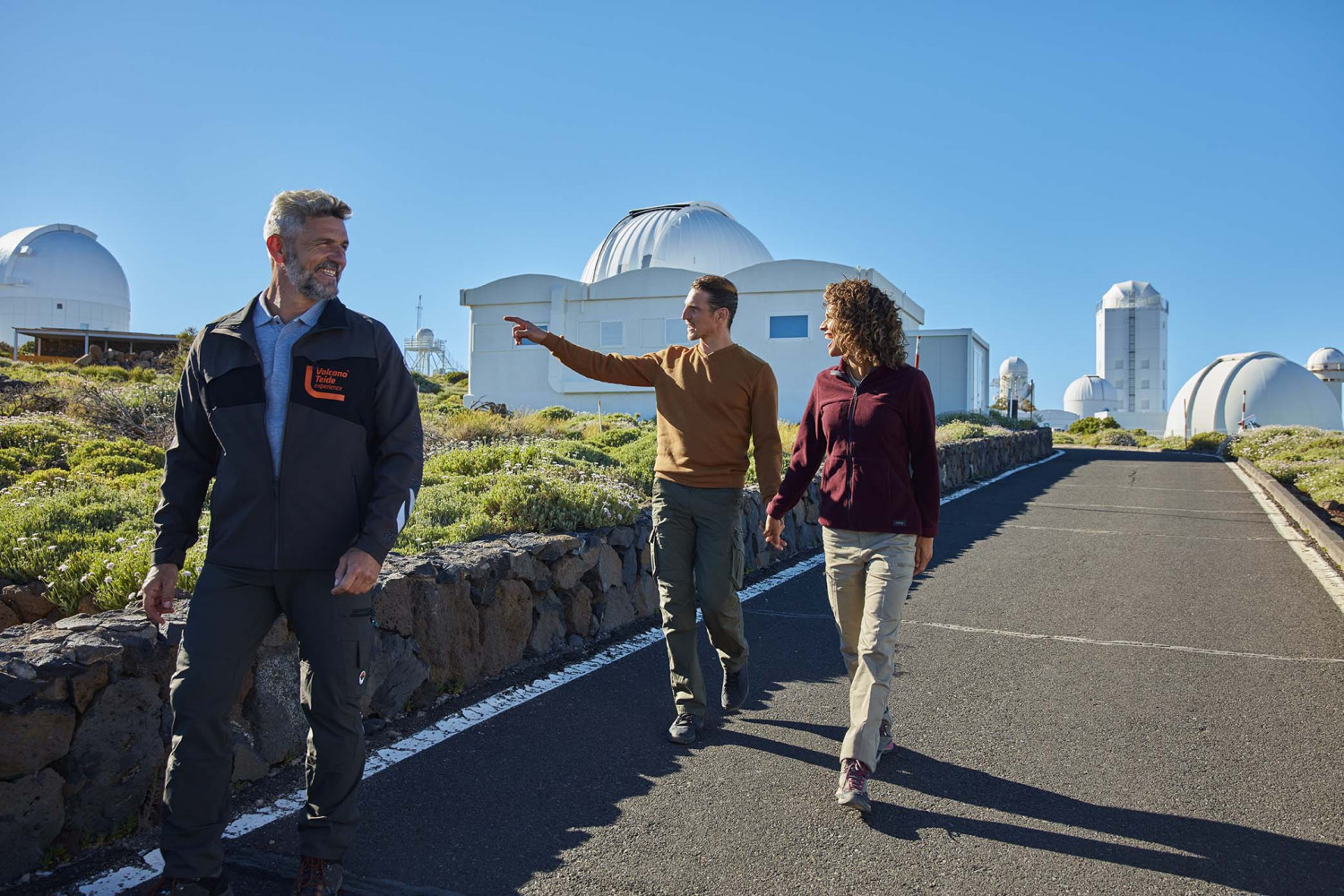 Visiteurs profitant d’une visite guidée de l’Observatoire du Teide Visiteurs profitant d’une visite guidée de l’Observatoire du Teide