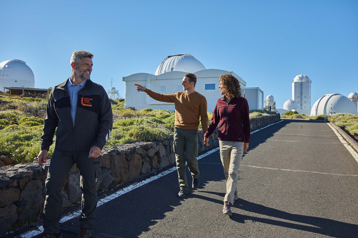Bezoekers genieten van een rondleiding door het Observatorium de Teide