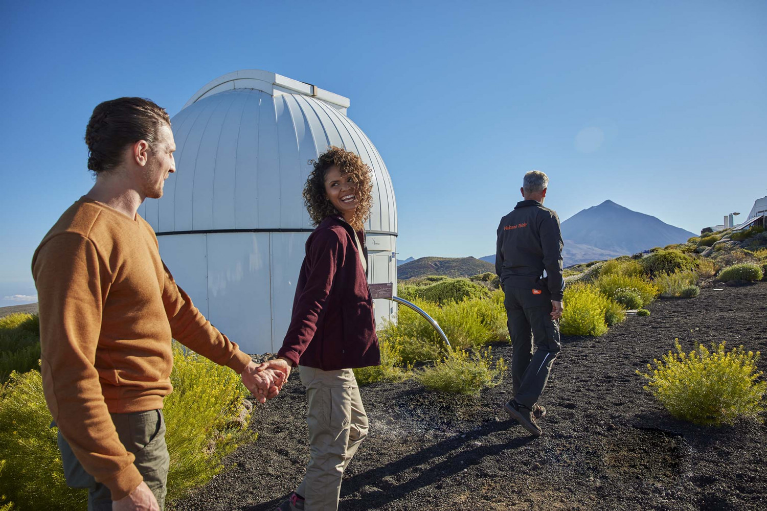 Посетители гуляют по территории самой большой солнечной обсерватории в мире