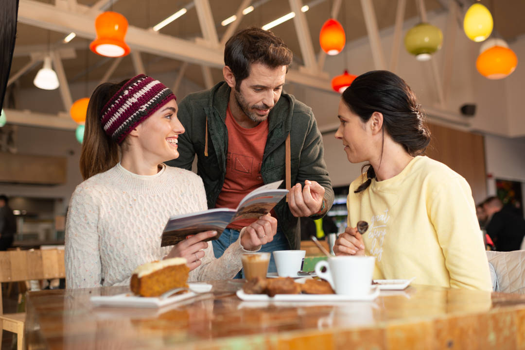 Podróżni jedzą śniadanie w restauracji-kawiarni Centrum dla zwiedzających Kolejki linowej na Teide