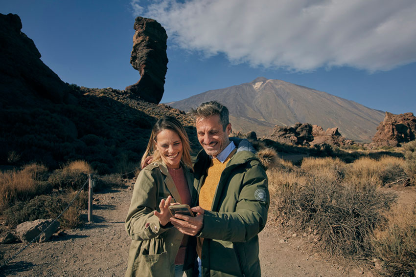 Couple utilisant l’audioguide Teide Legend lors de l’excursion Teide Tour sans téléphérique Couple utilisant l’audioguide Teide Legend lors de l’excursion Teide Tour sans téléphérique