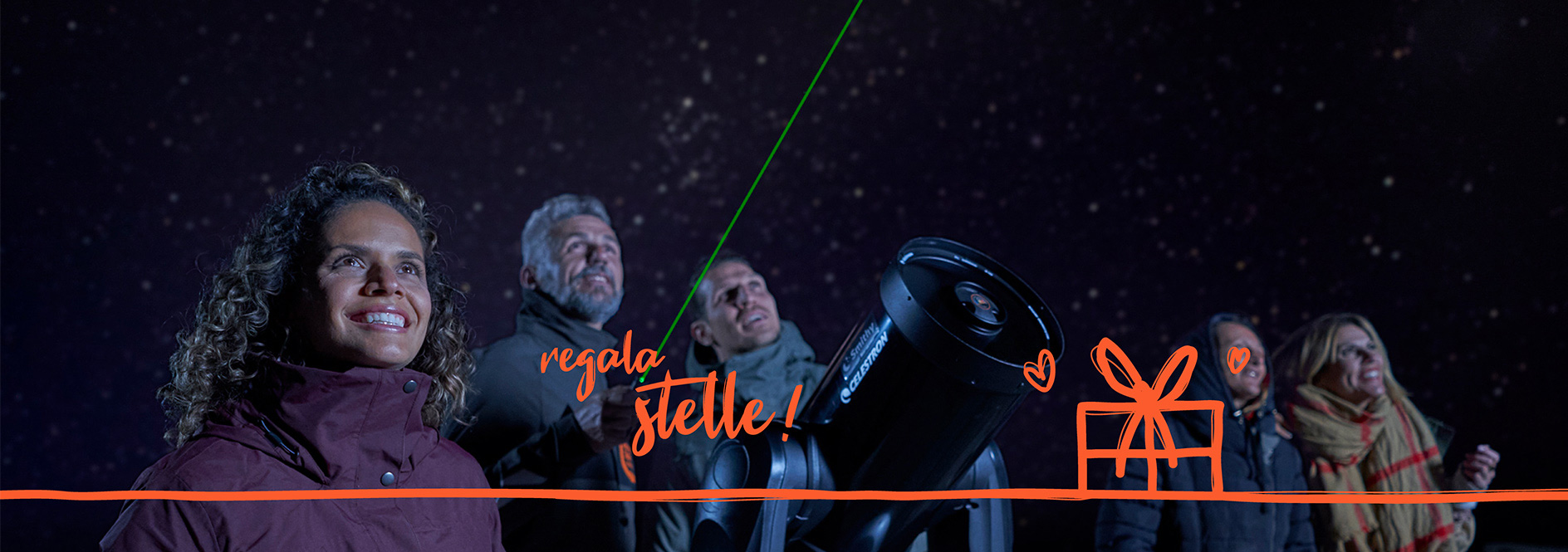 Persone che usufruiscono del loro regalo per osservare le stelle